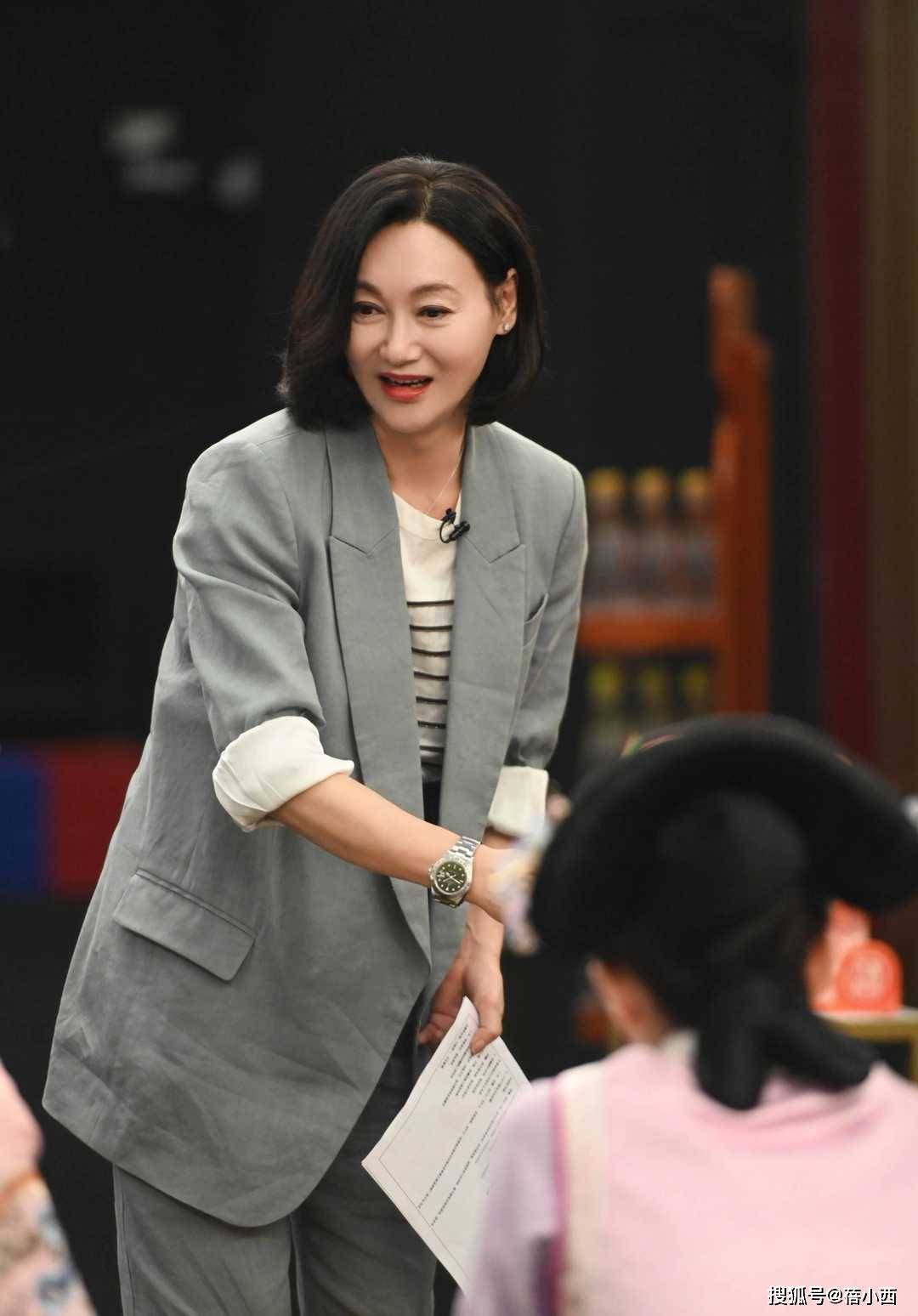 真空|惠英红打破常规，“真空”穿红色皮衣配阔腿裤，原装身材真抗老