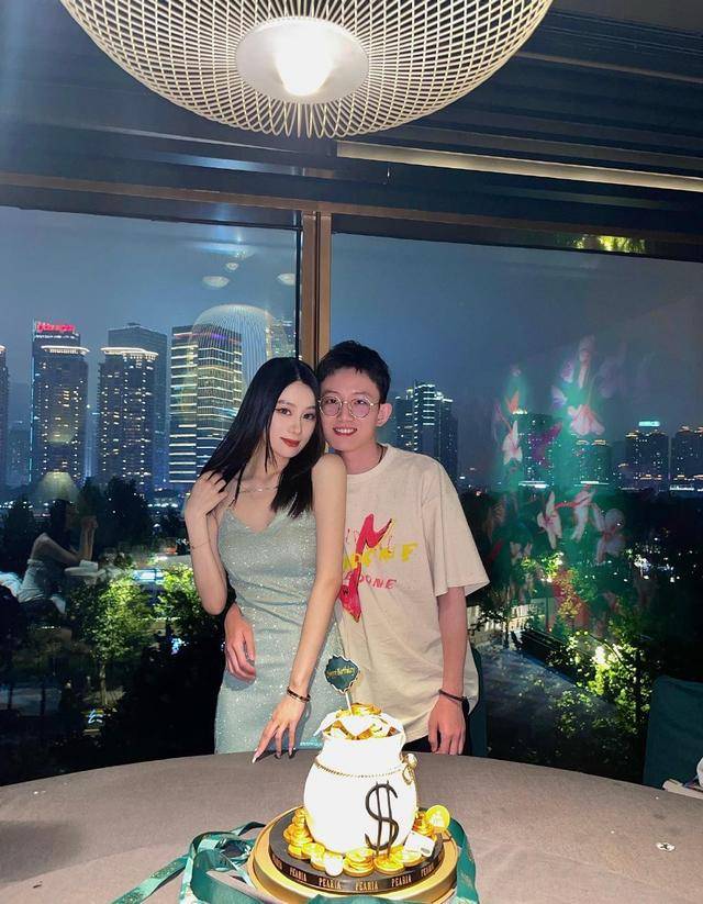 好身材|范志毅的女儿美得高调，吊带裙拼接珍珠流苏，好身材展露无遗