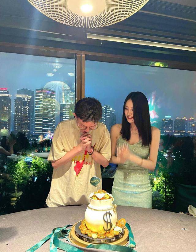 好身材|范志毅的女儿美得高调，吊带裙拼接珍珠流苏，好身材展露无遗