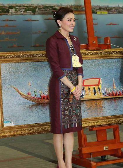 曲线|苏提达王后穿红裙亮相，身材胖了好多，侧面看有小肚腩了