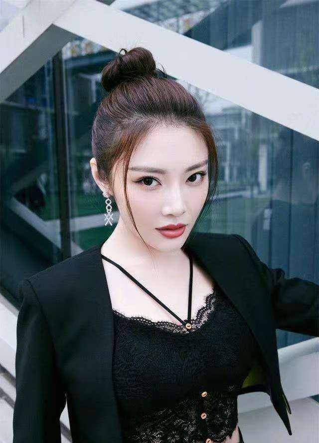 设计|徐冬冬穿衣挺“放得开”，穿西装露出蕾丝内搭，身材好就是占便宜
