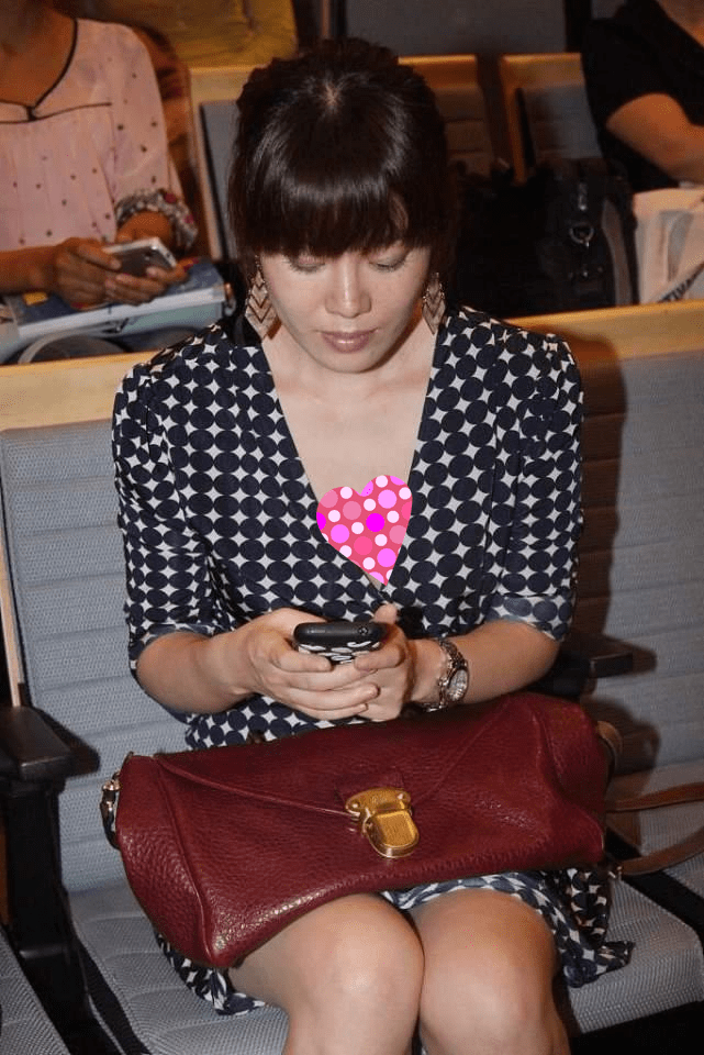 配饰|段奕宏日籍妻子晒美照，穿深V裙减龄又时尚，“发际线”更惹人羡