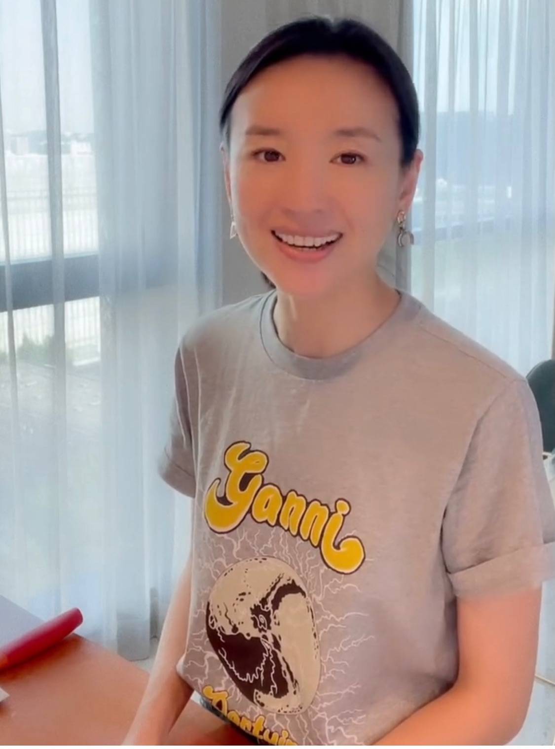 显得|董洁面对镜头大大方方,没修饰的素颜自然松弛,但纯天然的真实!