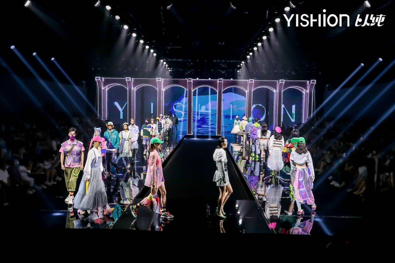 Yishion以纯22春夏时装秀多场景切换的穿衣哲学 世界