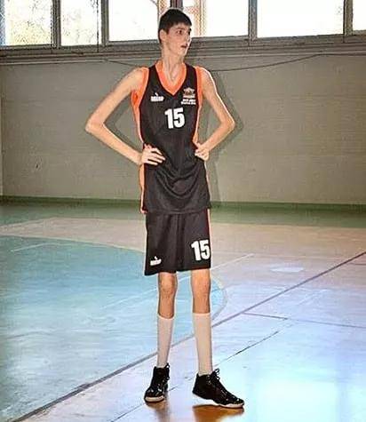 所以长大以后的robert bobroczky跟老爹一样打起了篮球,14岁就加入了