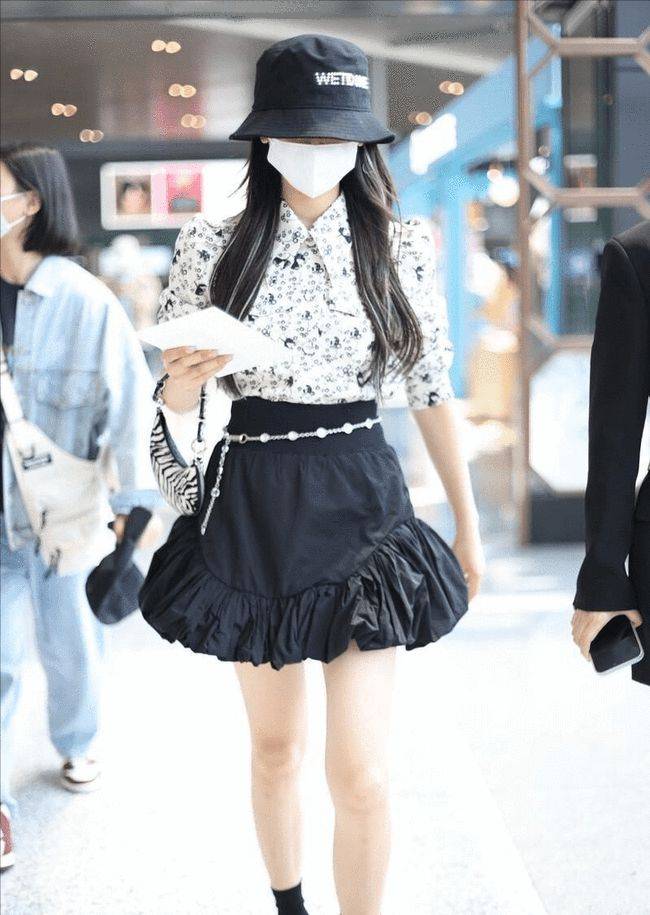 沈春阳|小沈阳女儿真长大了，身高赶上妈妈沈春阳，穿得休闲清新挺时髦