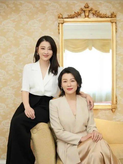 大衣|梅婷穿大衣戴墨镜拎包，超美时尚穿搭！
