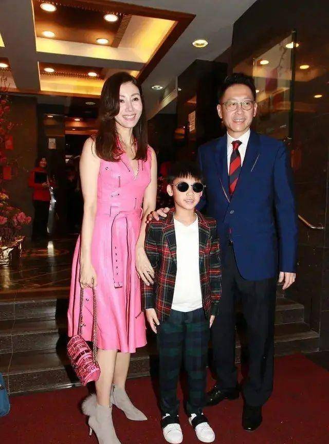 面料|硬核穿搭就服李嘉欣，玫粉小皮裙搭短靴，尽显“阔太”气场范