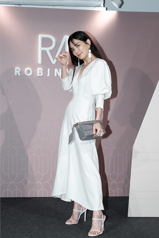 服装|中年的陈嘉桦真不那么“假小子”了，穿白裙配锁骨发，美得不像话