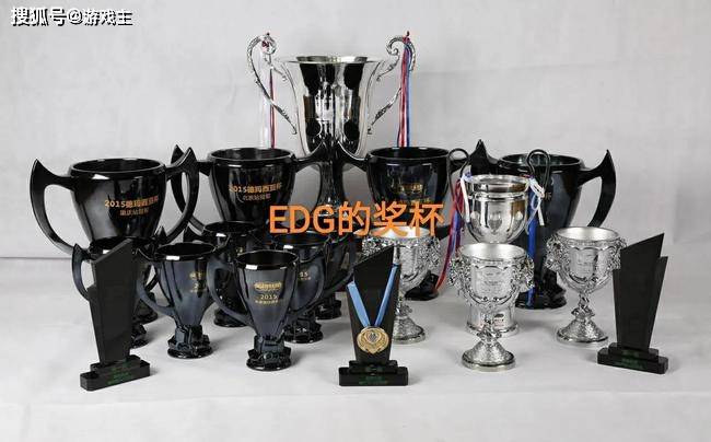 EDG老板晒战队荣誉，就差一个S11冠军了，八年18座冠军奖杯
