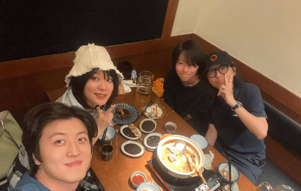 自拍|24岁窦靖童晒怼脸自拍！长刘海遮眼睛太帅气，参加聚餐紧靠男友人