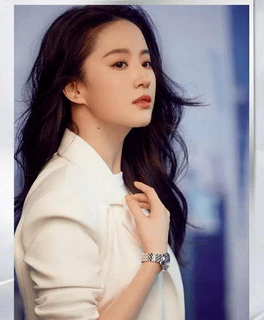 奢侈品|刘亦菲罕见逛奢侈品店!穿男友风西装戴墨镜表情高冷,巨星架子大