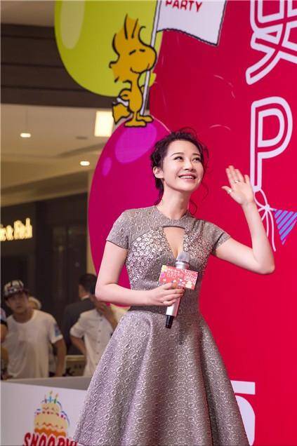 的优点|许晴的状态过分了，穿“钻石裙”微微一笑宛如少女，优雅气质太绝