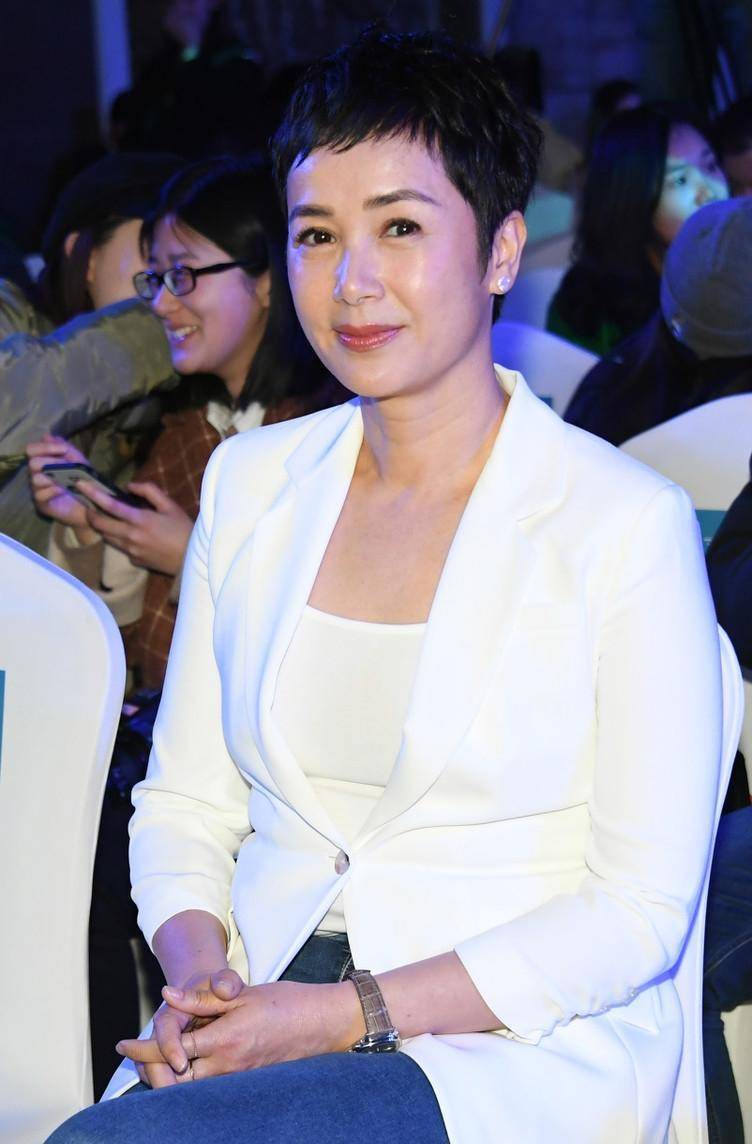 颜色|蒋雯丽真是越老越有气场,白色西装配牛仔裤干练利落,气场全开