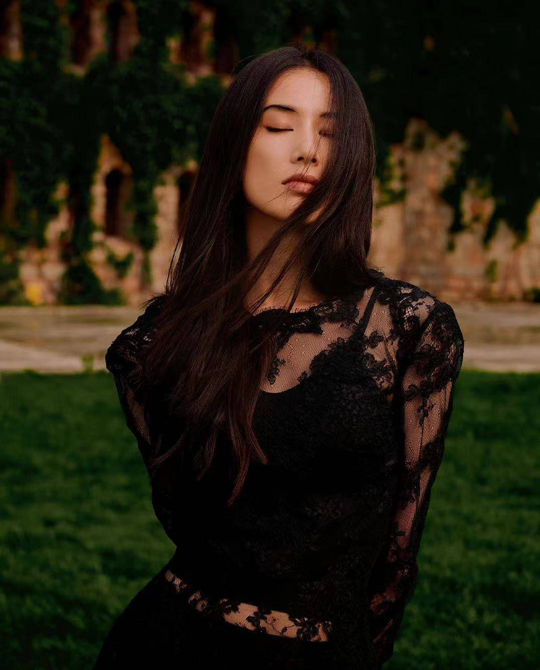 黄圣依佩戴传世宝钱古币登封面 籍此弘扬古韵之美