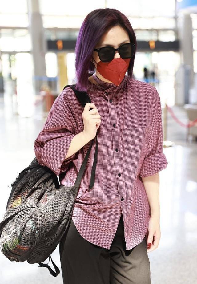 身材|杨千嬅把衬衫穿出别样风情，领口缠一圈布带，脖子看着有点勒