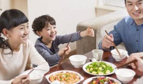 老外吃中国美食好吃哭了 0112e34e15804176874b700c4f4ba78a.jpeg