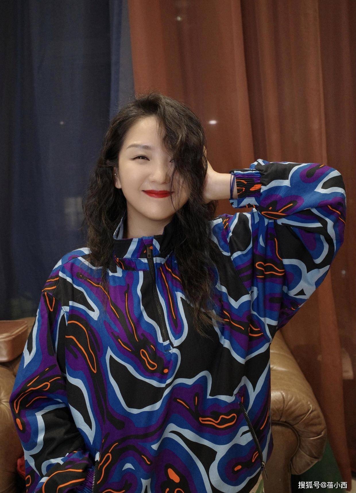 腰带|没想到，何洁穿对衣服显瘦那么多，穿衬衫配裙腰带，像换了副身材