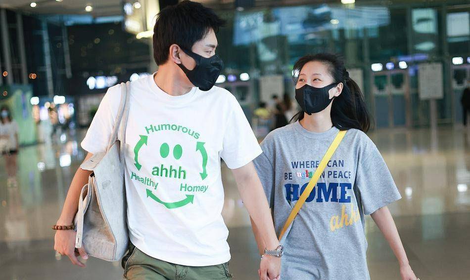 王彦霖|王彦霖夫妇婚后机场首秀，穿T恤全程牵手好含羞，却被调侃像父女