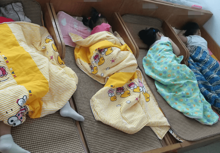 说法|幼儿园午休“问题多”,一张照片引发争议,家长纷纷讨要说法