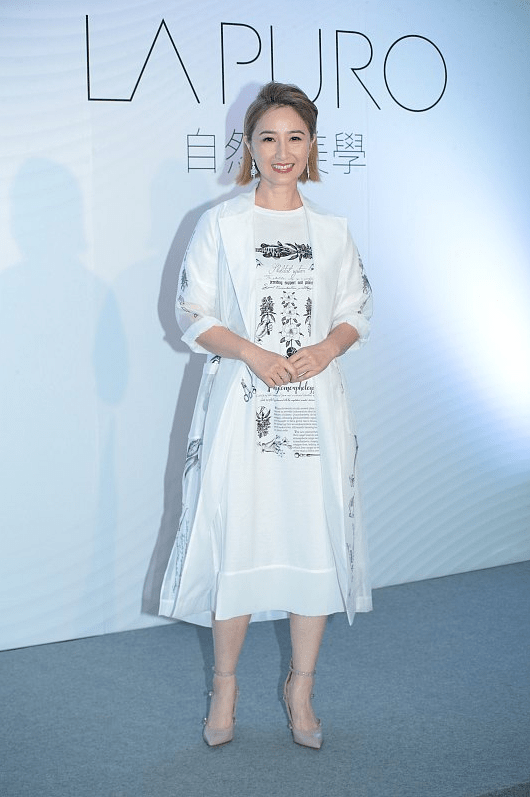 显得|快60岁的关咏荷状态还跟年轻人一样，穿白衣不显老，还是那么美