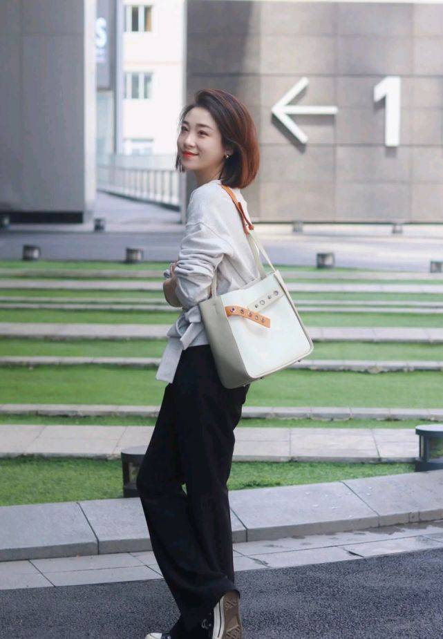 黑色|简洁大方的秋装是首选，简单又好穿，舒适感满分