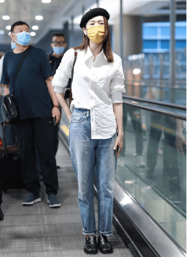 整体|童瑶的时尚真难懂，穿皱巴巴白衬衫配“猪蹄鞋”，好在气质撑得住