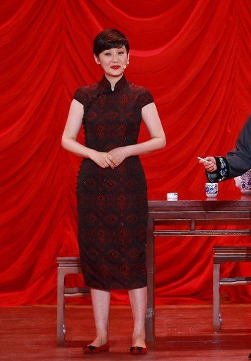 显得|徐帆穿红裙跑宣传，却只敢踩双平底鞋，脸是老了身材竟比女儿好！
