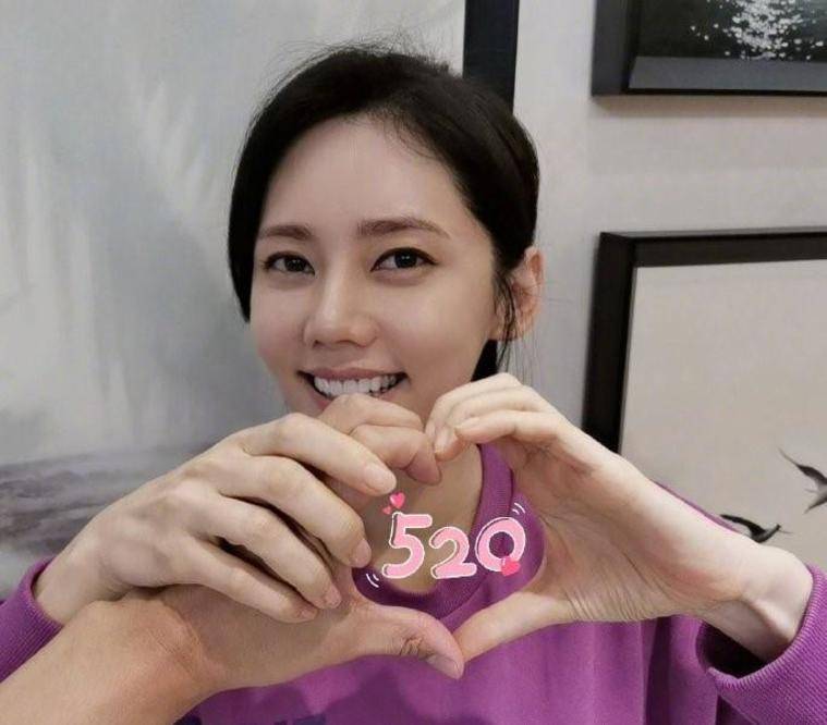 张晓晨孙红雷和妻子挺恩爱的别看两人相差15岁但意外的很和—