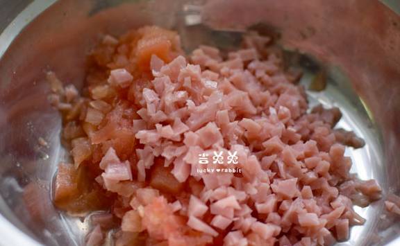 加入适量|一个西红柿,一根香肠,一点面粉,做成简单早餐,营养又好吃!