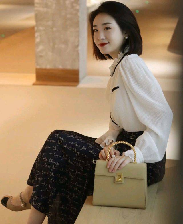 黑色|简洁大方的秋装是首选,简单又好穿,舒适感满分