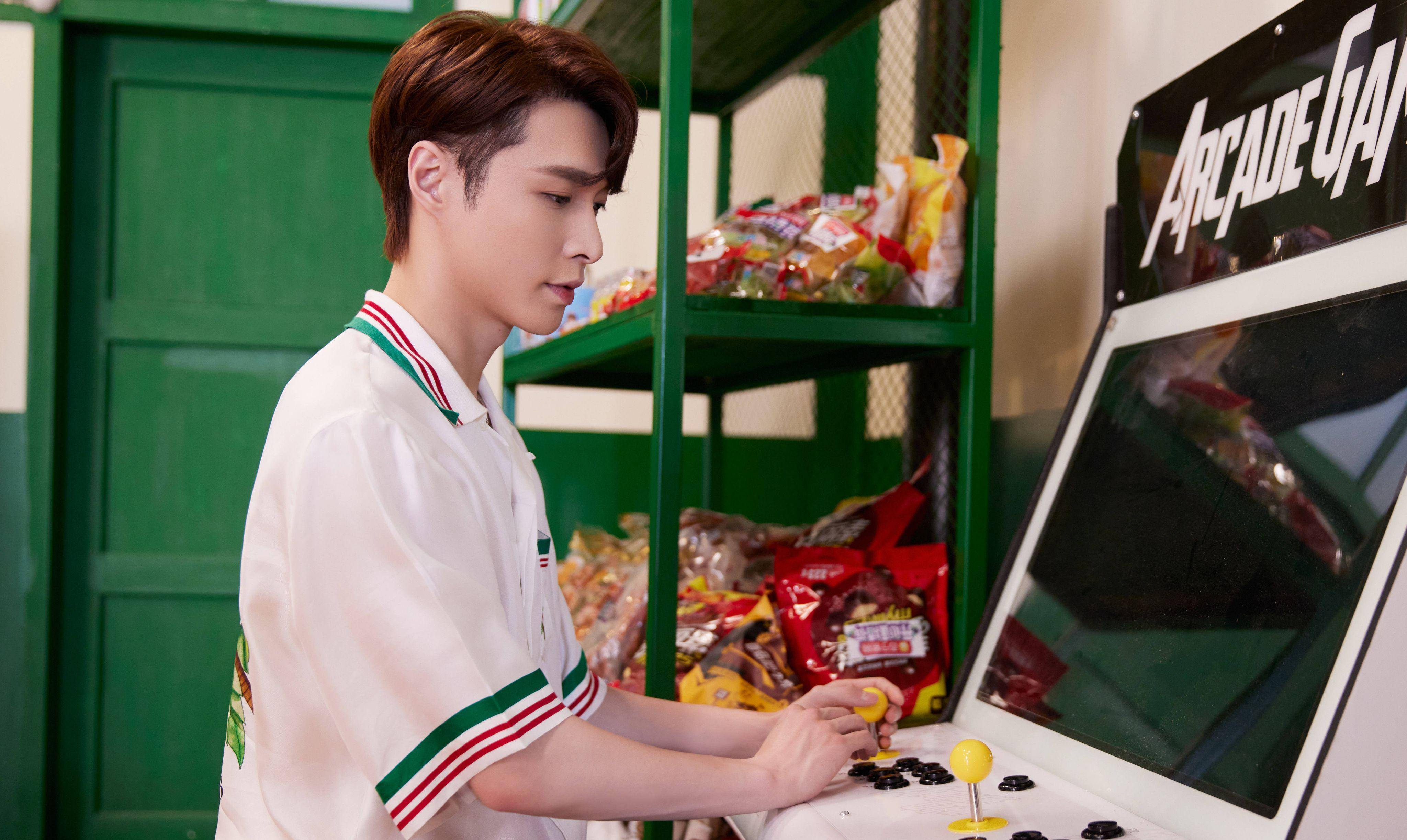 大气|张艺兴罕见秀古装造型,着红装束马尾,气质这块拿捏的恰到好处