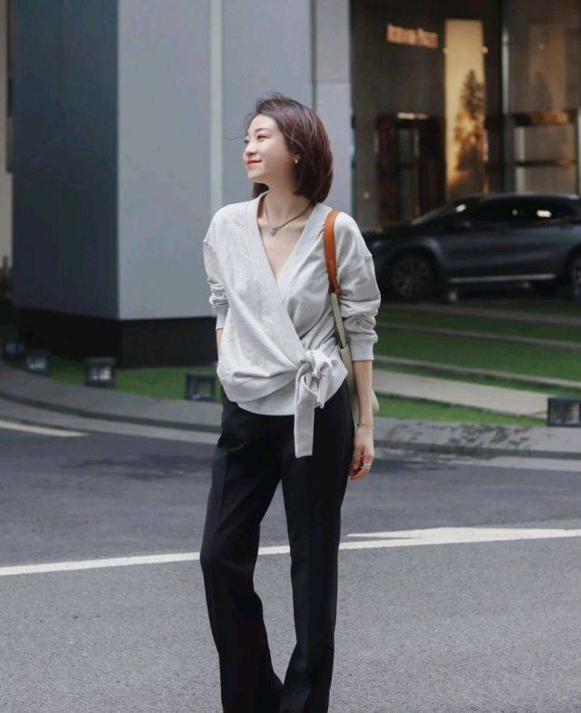 黑色|简洁大方的秋装是首选，简单又好穿，舒适感满分