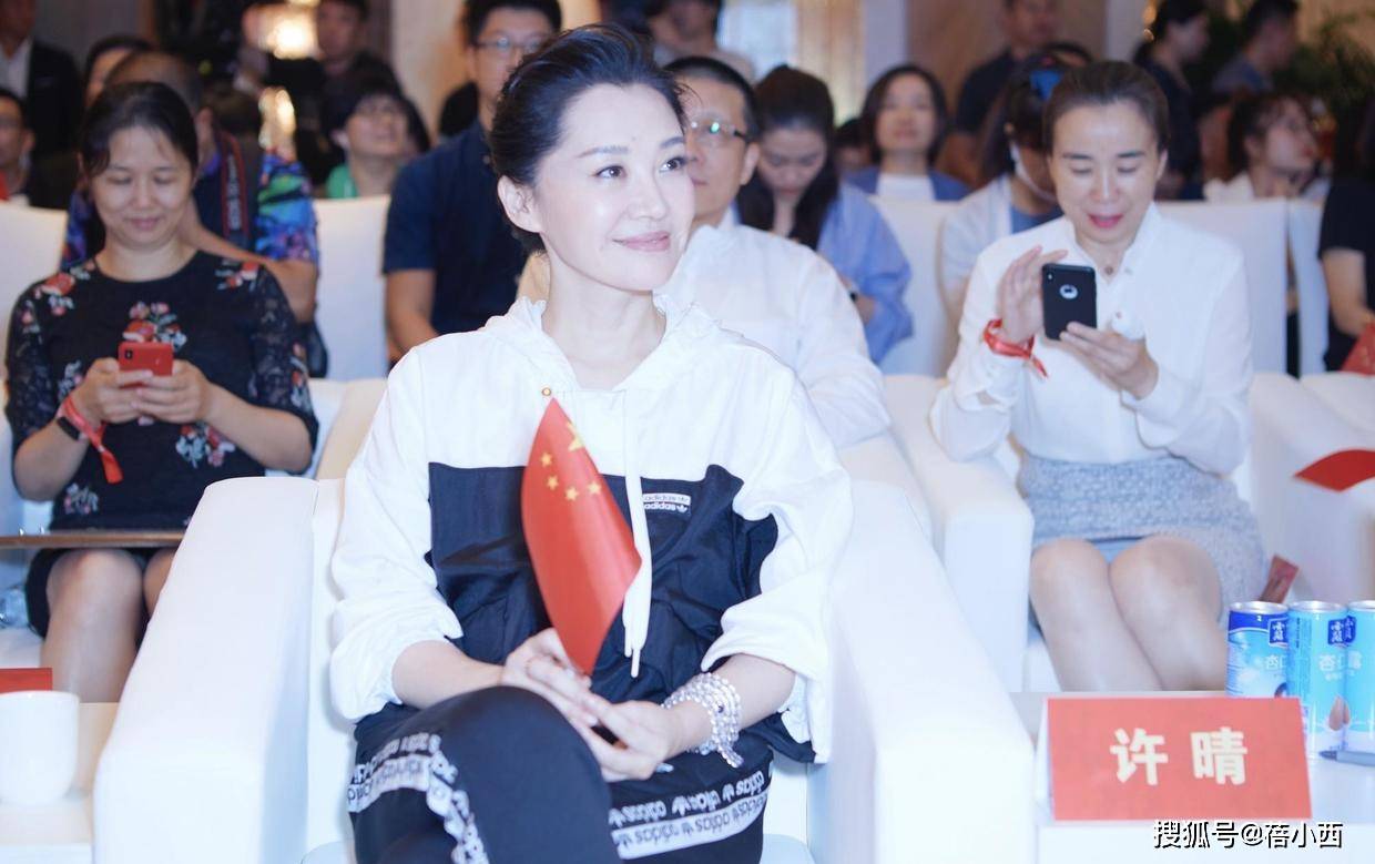 亮点|许晴完全没有中年人的影子，年过半百穿白T恤配背带裤，像个少女