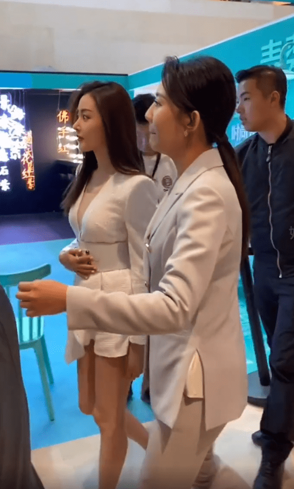 张天|张天爱生图封神，难怪路人看到她眼神都直了，比精修还惹眼