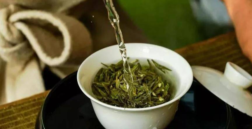 症状|湿热是一种中医中常见的致病因素，病因主要是感受外邪、饮食不节