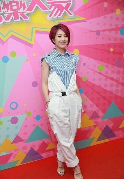 身材|杨千嬅把衬衫穿出别样风情,领口缠一圈布带,脖子看着有点勒