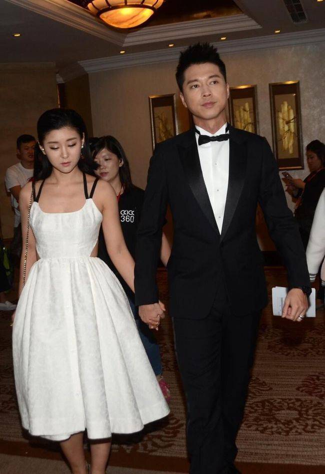 老公|李小萌身上的少女感抹不去,穿白吊带裙好甜美,在老公身边挺幸福