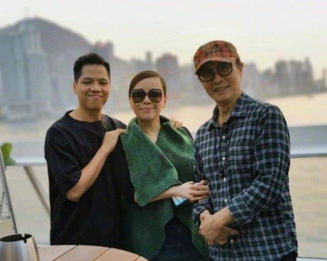 一身|邓萃雯年纪上来了也依旧好看，穿不规则马甲像贵妇，女人味十足
