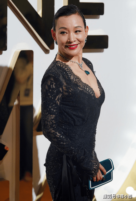 身材|陈冲不走寻常路，壮硕身材穿紧身蕾丝裙气质惊艳，年过半百依旧美