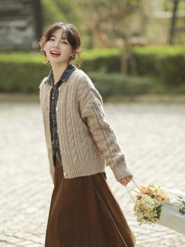 帆布鞋|秋天正确的打开方式,针织衫的温柔少不了,可以尝试这样搭超好看