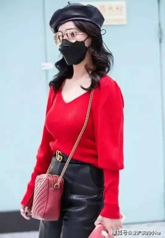 黑色|66岁赵雅芝穿得跟个小姑娘似的,红色毛衣配皮裤,就是鞋子也很潮