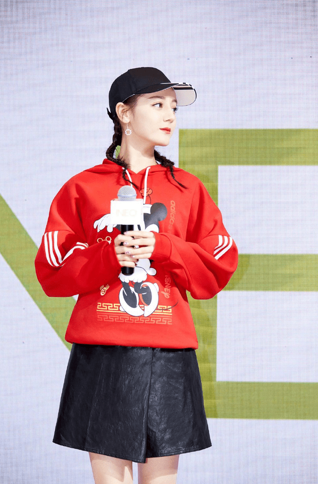 卫衣|迪丽热巴造型太出众，红色卫衣配黑色皮裙洋气精致，美得耀眼