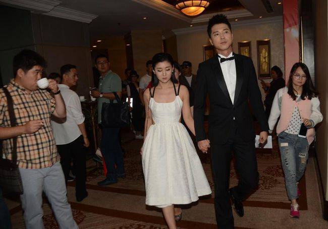 老公|李小萌身上的少女感抹不去,穿白吊带裙好甜美,在老公身边挺幸福