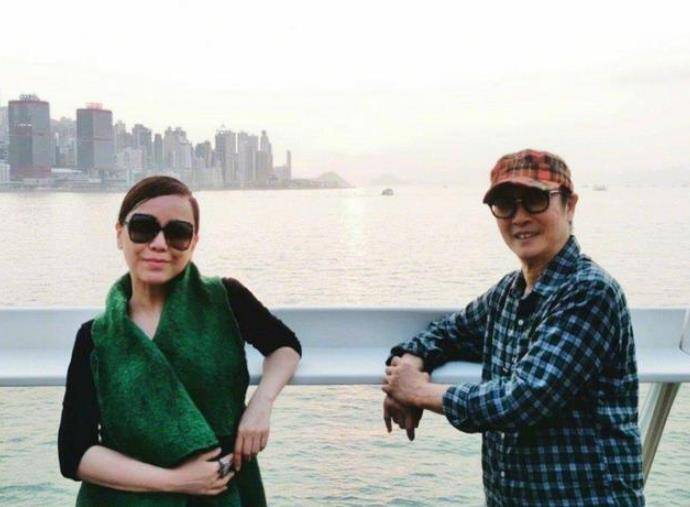 一身|邓萃雯年纪上来了也依旧好看，穿不规则马甲像贵妇，女人味十足