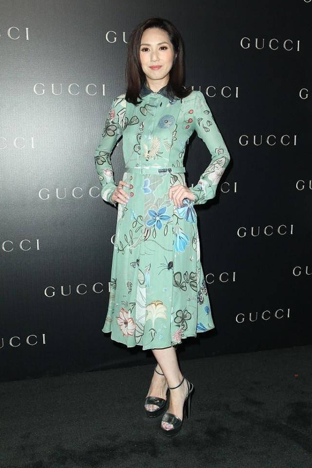 身材|杨千嬅把衬衫穿出别样风情,领口缠一圈布带,脖子看着有点勒