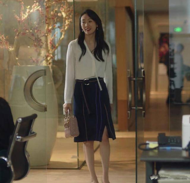 整体|童瑶的时尚真难懂，穿皱巴巴白衬衫配“猪蹄鞋”，好在气质撑得住