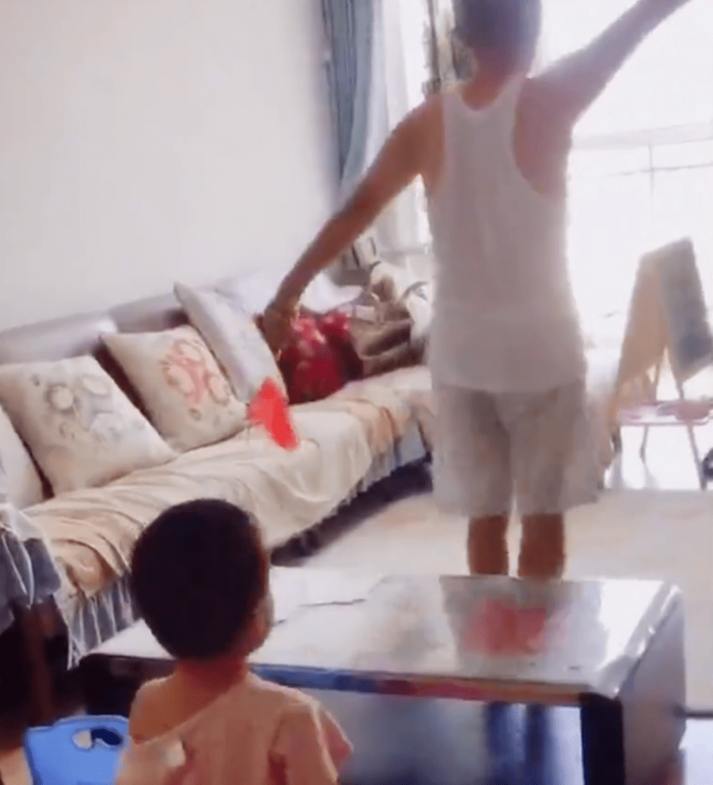 因为|最棒爷爷:男孩因不会跳操站后排,爷爷录视频在家细心手把手教学