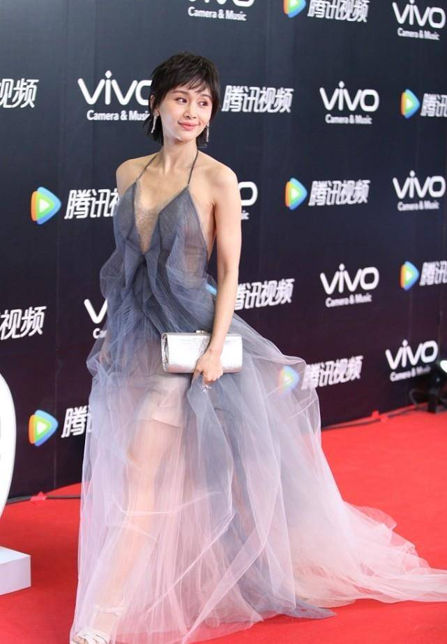 流苏|别看王子文挺瘦的，但肉都长在了对的地方，穿“肚兜裙”好抢镜