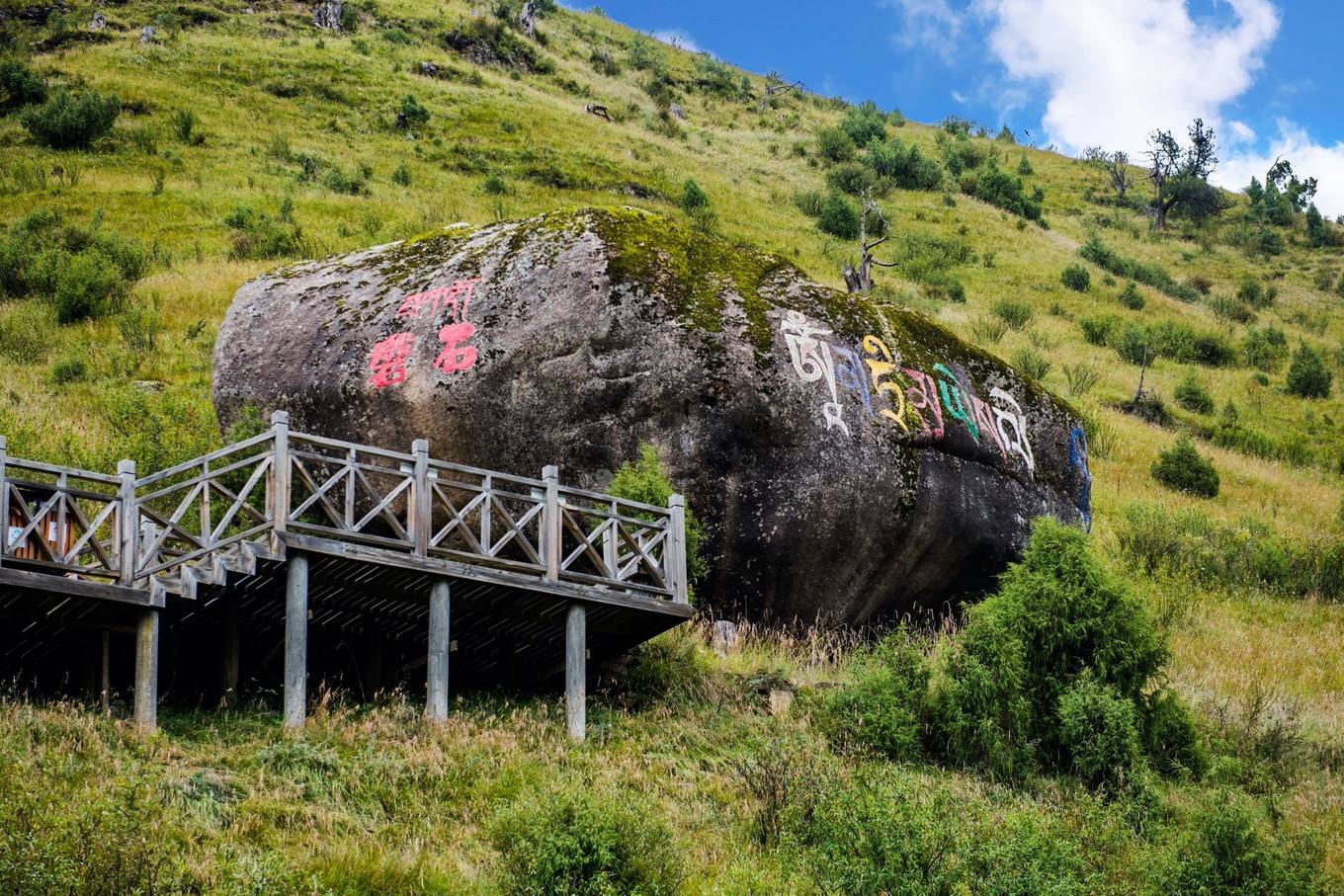 山峰|山峦狂野，湖泽明媚，这儿是你猜不透的石头仙境-莲宝叶则!